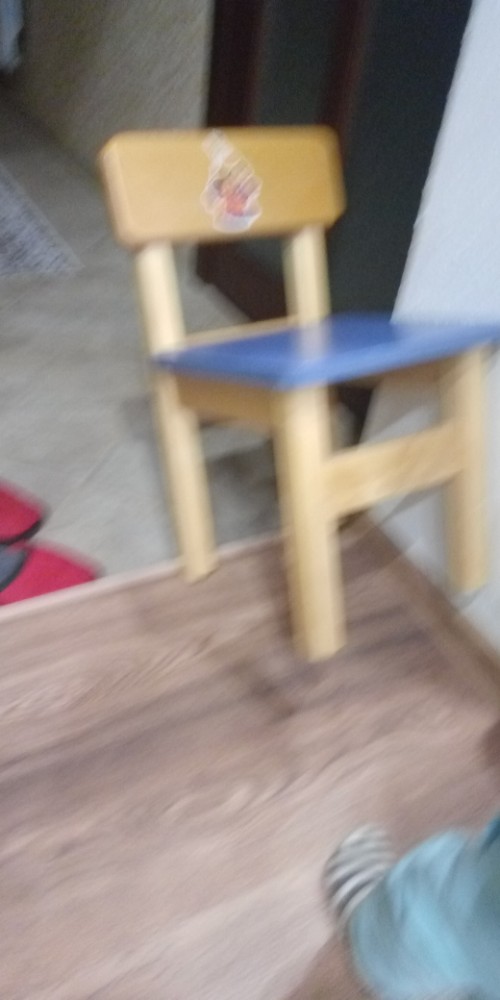 Пики точеные и два стула на одном на другом