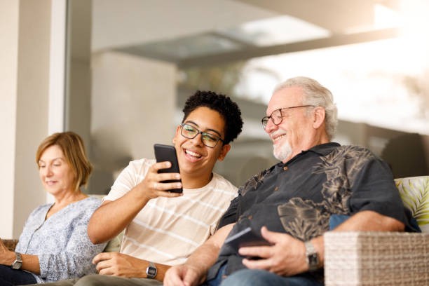 Создать мем: пожилая пара, смартфон для пенсионеров, пожилые люди