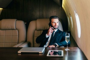 Создать мем: богатый человек, зона комфорта, private jet
