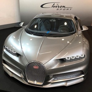 Создать мем: бугатти джирон, bugatti veyron grand sport grey carbon, бугатти чирон в дубае