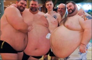 Создать мем: большой живот, парни с толстыми животами, толстые мужчины