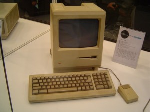 Создать мем: старый компьютер, компьютер эппл 1984 года, макинтош компьютер
