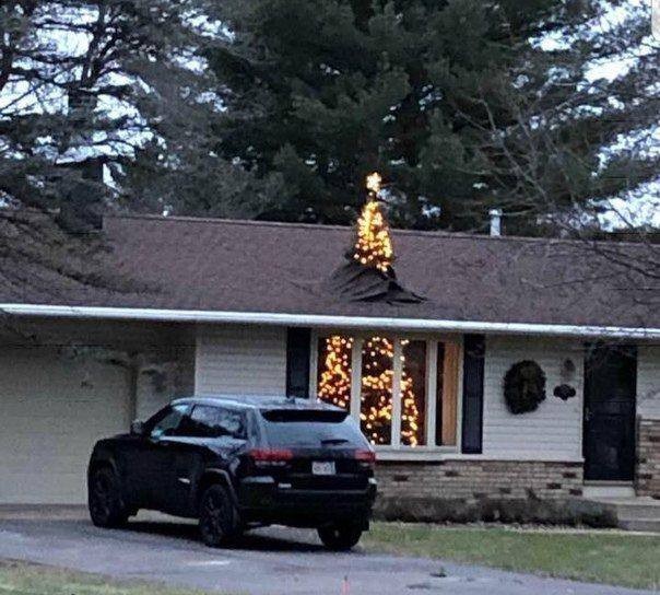 Создать мем: дом рэндала, christmas tree, новогодняя елка проросла через крышу дома