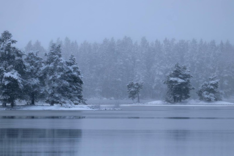 Создать мем: зимнее, «дивное время — зима. морозное, но — волшебное»., телецкое озеро зимой