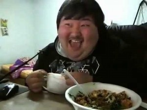 Создать мем: кореец ест и смеется, толстый кореец, жирный кореец смеется и ест