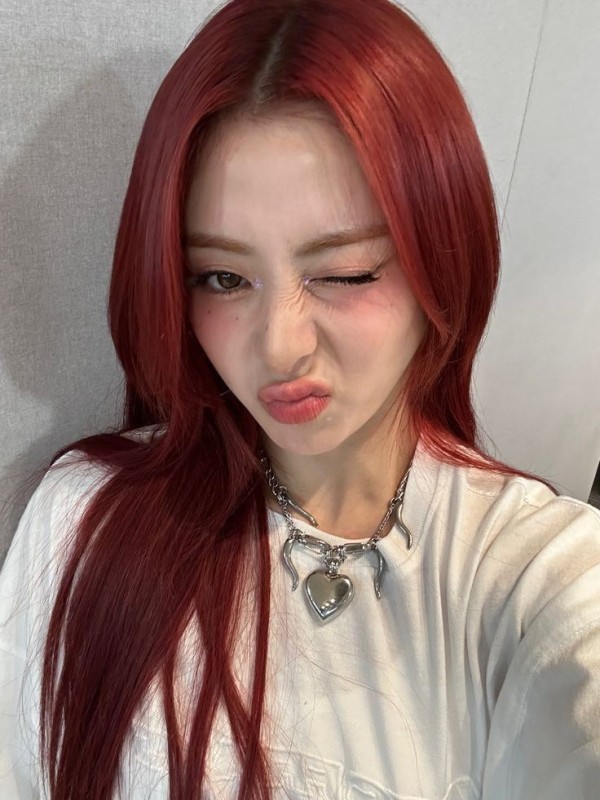 Create meme: red hair, black pink, beautiful asian girl