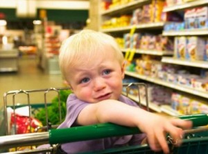 Создать мем: мама, интерес фото эмоций, child is crying in the supermarket