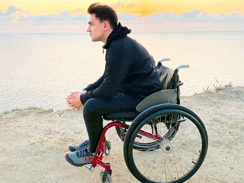Создать мем: человек в инвалидной коляске, человек у моря на инвалидной. коляске, человек в инвалидном кресле