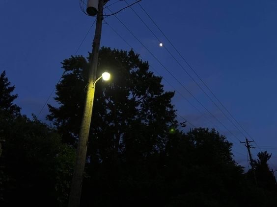 Создать мем: темнота, street lamp, современное уличное освещение