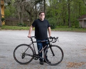 Создать мем: велосипед крути педали, велосипед гигант, Мужчина