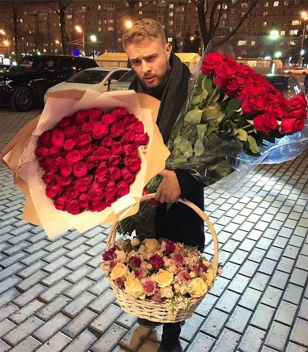 Create meme: Egor Krid rose, egor creed with a bouquet of roses, egor creed with a bouquet