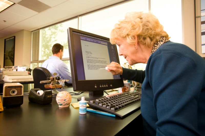 Создать мем: пожилая женщина за компьютером, бабулька за компьютером, бухгалтерия компьютер