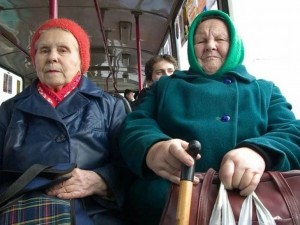 Создать мем: бабулька, две бабушки, бабушка в автобусе