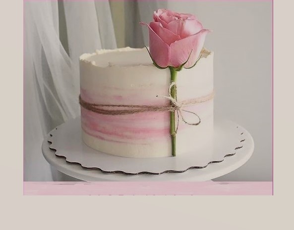 Создать мем: торт с привязанным цветком, розовый торт, нежный тортик