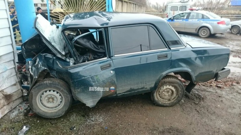 Create meme: vaz 2105 broken into a pillar, VAZ 2107 accident, VAZ 2107 