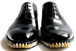 Создать мем: мужские ботинки с зубами, смешная обувь, обувь с зубами