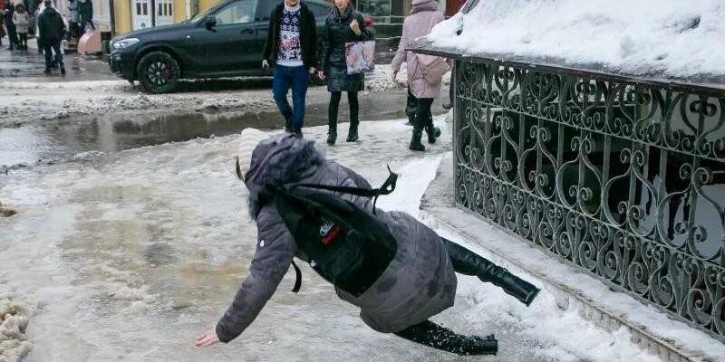 Создать мем: скользкий лёд, гололед и гололедица, скользко на улице