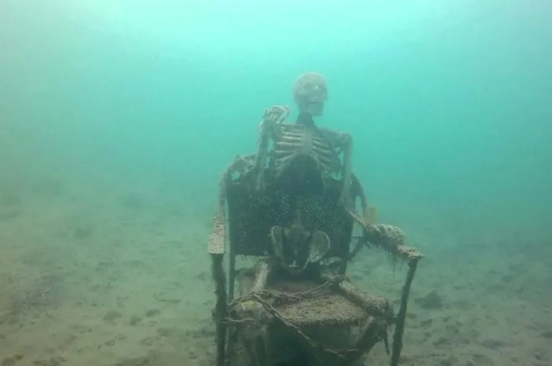 Создать мем: скелет под водой, страшные находки под водой, озеро мид невада скелеты