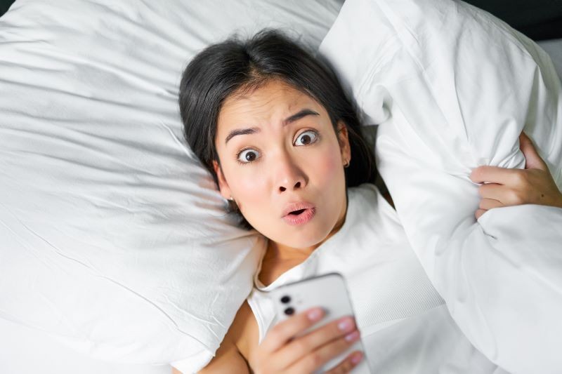 Create meme: woman, women in bed, surprised woman