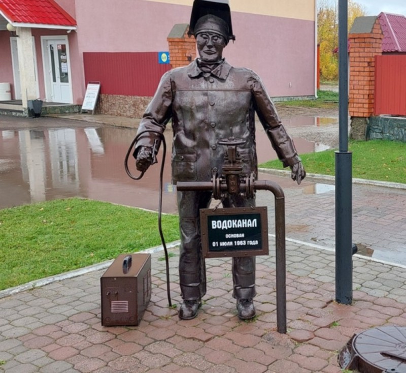 Create meme: sergiev posad monument to a firefighter, monument to a firefighter in Vladimir, monument to the n . n . benardos