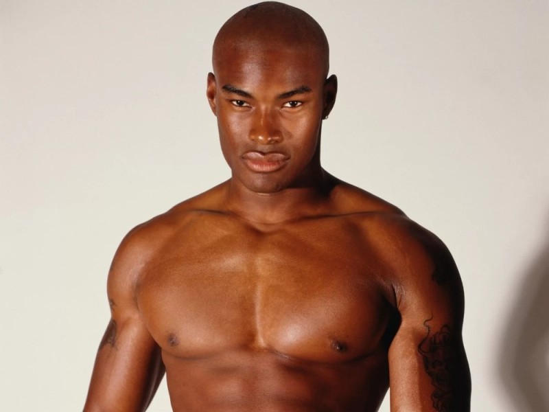 Создать мем: tyson beckford, негр качок, красивые негры