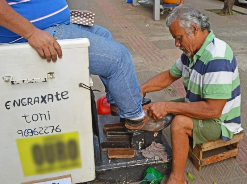 Create meme: Shoe Shiner , feet , shoe cleaning