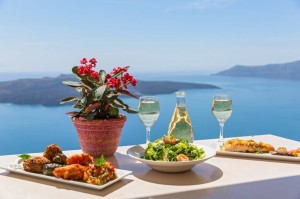Создать мем: греция острова, море греции, ужин на берегу моря