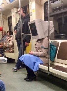 Создать мем: пассажиры метро, смешные фото в метро, смешные люди в московском метро