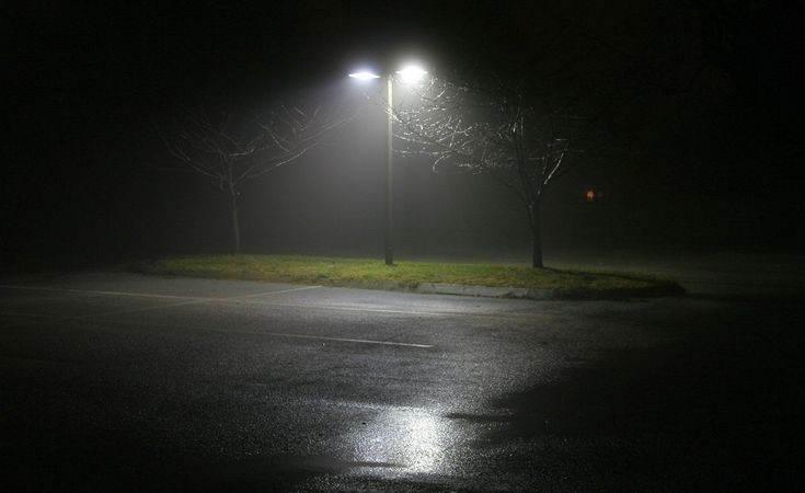 Создать мем: ночь туман, темнота, ночное освещение на улице