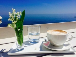 Создать мем: кофе море цветы, прекрасного утра, открытки с добрым утром