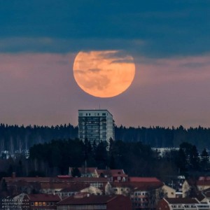 Создать мем: восход луны, красная большая луна в якутске, суперлуние фото из окна
