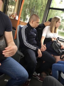 Создать мем: девушка в автобусе сидит на коленях у парня, любовный треугольник в автобусе, френдзона мем