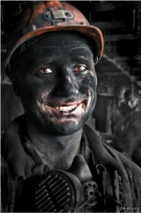 Создать мем: лицо шахтера рисунок, шахтер в шахте, День шахтёра