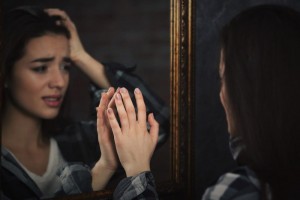 Создать мем: разрыв отношений, девушка в зеркале, отражение в зеркале
