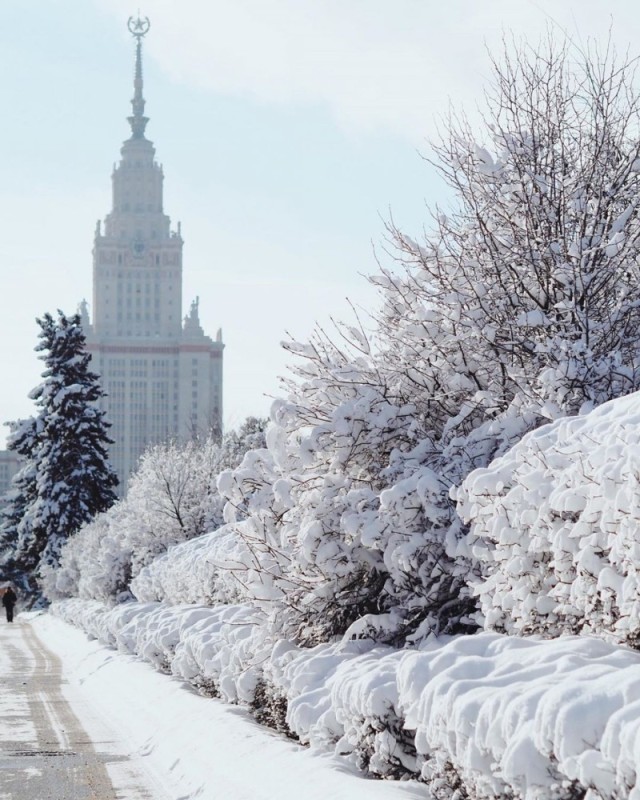 Create meme: vorobyovy gory msu winter, moscow sneg msu, msu in winter