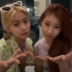 Создать мем: seohyun hyoyeon, blackpink 2020 рус суб, йеджи и дженни