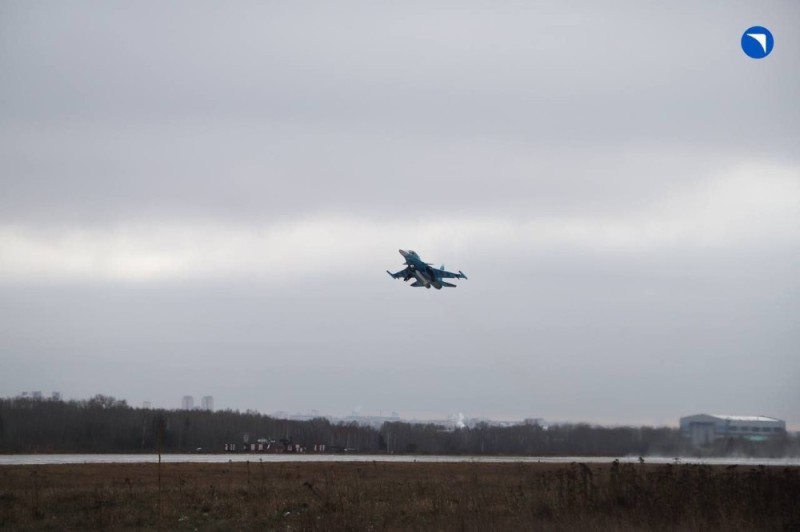 Создать мем: боевые самолеты, аэродром, новые самолеты