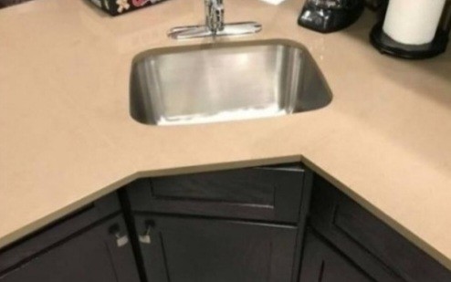 Create meme: corner countertop for kitchen with sink, The table top is ivory, corner kitchen sink