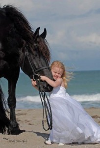 Создать мем: красивые лошади с детьми, фотосессия с лошадьми, фризская лошадь