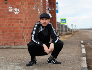 Создать мем: сидит на корточках, корточки, gopnik