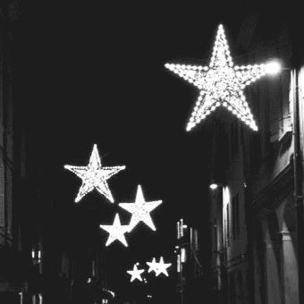 Create meme: star garland 2.5m silver, Star night, garland stars in the window