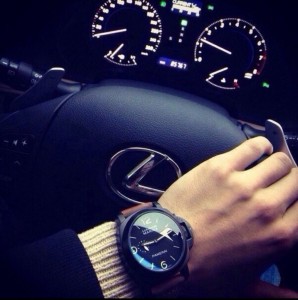 Создать мем: мужские наручные часы, дорогие часы на руке, мужская рука на руле с часами