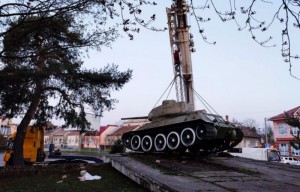 Создать мем: танк т 34 85, памятник т34 волоколамск, танки