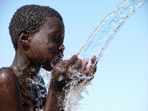 Создать мем: негр пьет воду, африканский мальчик, обливаться водой