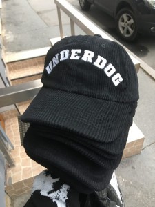 Создать мем: кепка underdog, кепка bogema underdog, черная кепка
