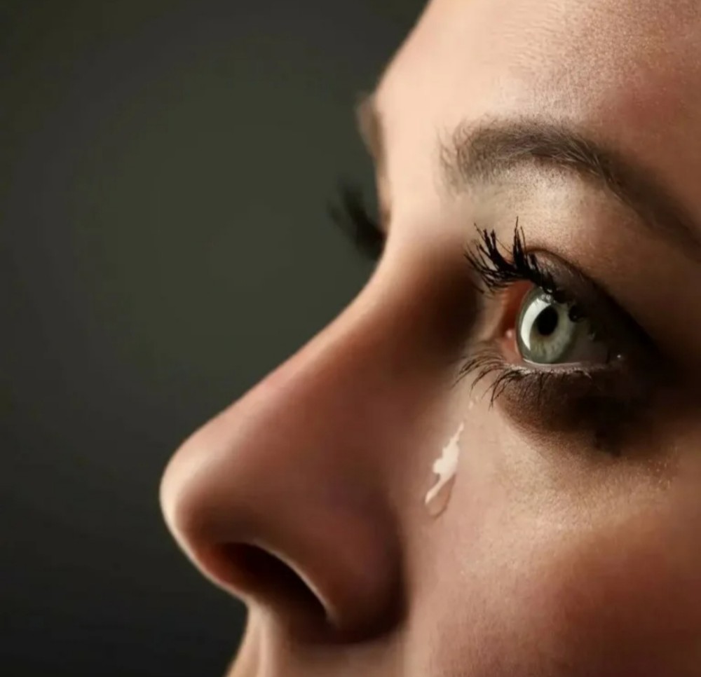 женщина со слезами на глазах фото