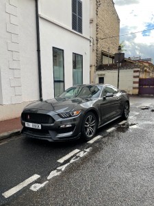 Создать мем: Porsche Macan, ford mustang 2016, форд мустанг серый