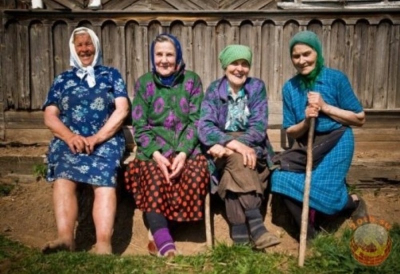 Создать мем: бабушки на лавочке, бабки, бабушка в деревне