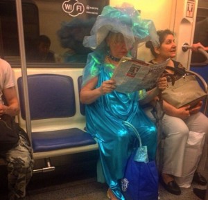 Создать мем: татьяна павловна, люди в метро, пассажиры метро