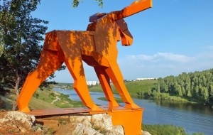 Создать мем: фигурка, скульптура лось, оранжевый лось каменск уральский